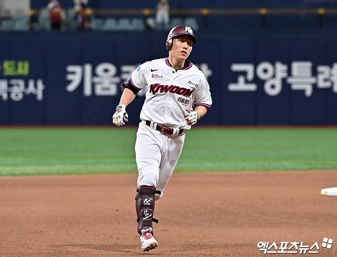 12일 오후 서울 구로구 고척스카이돔에서 열린 '2026 신한 SOL Bank KBO리그' 한화 이글스와 키움 히어로즈의 경기, 6회말 키움 서건창이 솔로 홈런을 날리고 있다. 고척, 김한준 기자