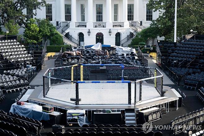 백악관 남쪽 잔디밭에 설치된 UFC '옥타곤' [AFP 연합뉴스. 재판매 및 DB 금지]