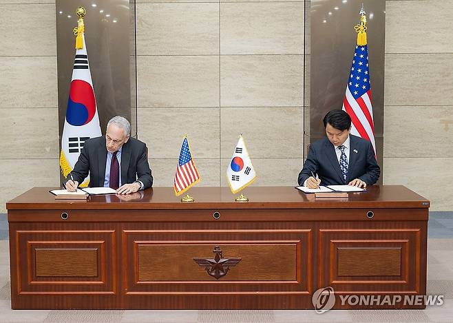 제6차 한미 핵협의그룹 회의 (서울=연합뉴스) 11일 서울 용산구 국방부 대회의실에서 열린 제6차 한미 핵협의그룹 회의에서 한미 양측 대표가 '한미 NCG 보안지침'에 서명하고 있다. 2026.6.11 [국방부 제공. 재판매 및 DB 금지] photo@yna.co.kr