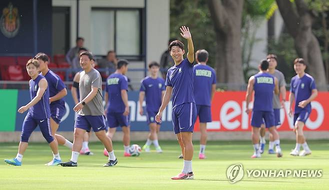 손 흔드는 손흥민 (사포판[멕시코 할리스코주]=연합뉴스) 류영석 기자 = 한국 축구 국가대표팀 주장 손흥민이 2026 북중미 월드컵 체코와의 조별리그 1차전을 하루 앞둔 10일(현지시간) 멕시코 과달라하라 인근 사포판의 치바스 바예 베르데에서 훈련을 하던 중 인사를 하고 있다. 2026.6.11 ondol@yna.co.kr
