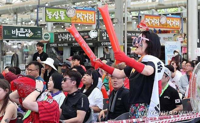 전통시장에서 월드컵 응원 (대구=연합뉴스) 윤관식 기자 = 2026 북중미 월드컵 조별리그 A조 한국과 체코의 경기가 열린 12일 대구 북구 칠곡시장에서 시민들이 대형 스크린 중계를 보며 응원전을 펼치고 있다. 2026.6.12 psik@yna.co.kr