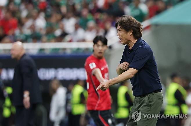 작전 지시하는 홍명보 감독 (사포판[멕시코 할리스코주]=연합뉴스) 신준희 기자 = 11일(현지시간) 멕시코 사포판 과달라하라 스타디움에서 열린 2026 북중미 월드컵 A조 1차전 한국과 체코의 경기.
    홍명보 감독이 작전을 지시하고 있다. 2026.6.12 hama@yna.co.kr