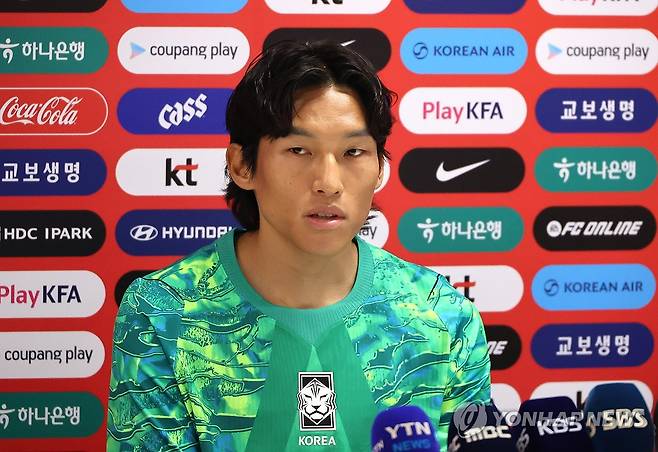질문에 답하는 김승규 (사포판[멕시코 할리스코주]=연합뉴스) 최재구 기자 = 2026 북중미 월드컵에 출전하는 한국 축구 국가대표팀의 골키퍼 김승규가 7일(현지시간) 멕시코 과달라하라 인근 사포판의 치바스 바예 베르데에서 열리는 팀 훈련에 앞서 기자회견에 참석해 질문에 답하고 있다.  2026.6.8 jjaeck9@yna.co.kr