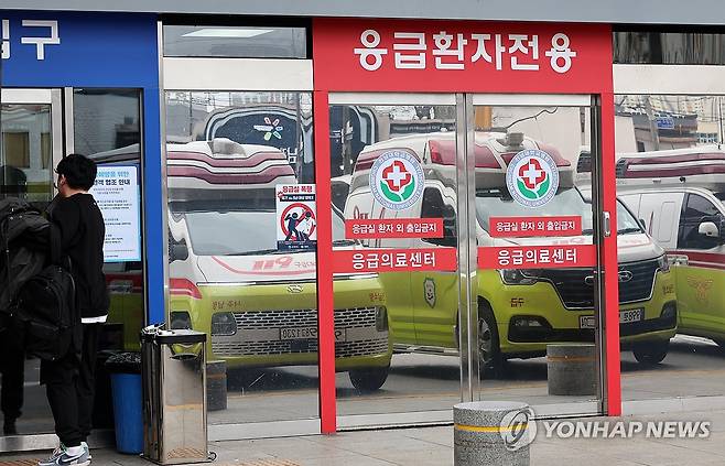 응급실 앞 구급차 [연합뉴스 자료사진] ※ 기사와 직접 연관이 없는 사진입니다.