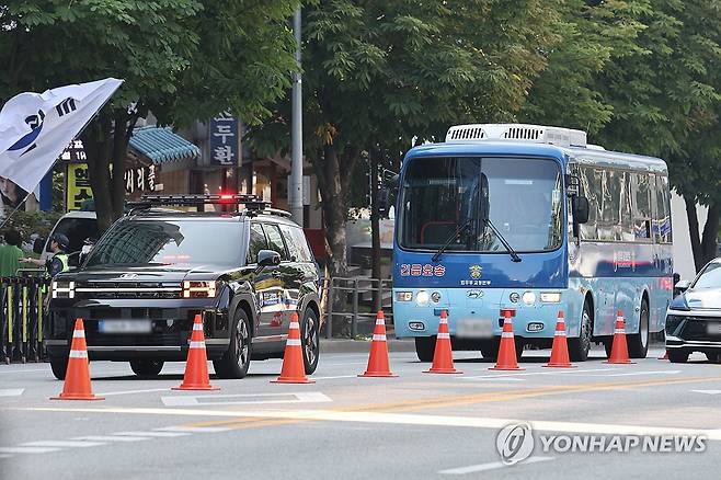 법원 도착한 윤석열 호송차 (서울=연합뉴스) 서대연 기자 = 12·3 비상계엄 선포 명분을 만들기 위해 평양에 무인기 투입 작전을 지시한 혐의로 기소된 윤석열 전 대통령을 태운 호송차가 12일 1심 선고 공판이 열리는 서울 서초구 서울중앙지방법원에 도착하고 있다. 2026.6.12 dwise@yna.co.kr
