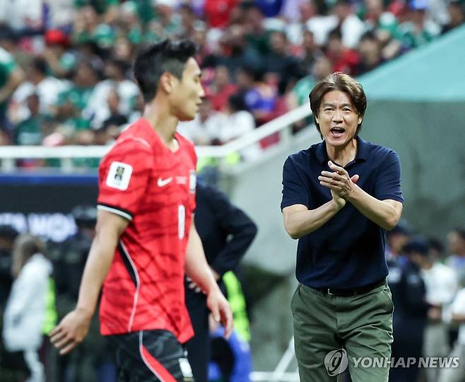 선수들 격려하는 홍명보 감독 (사포판[멕시코 할리스코주]=연합뉴스) 신준희 기자 = 11일(현지시간) 멕시코 사포판 과달라하라 스타디움에서 열린 2026 북중미 월드컵 A조 1차전 한국과 체코의 경기에서 홍명보 감독이 백승호를 격려하고 있다. 2026.6.12 hama@yna.co.kr