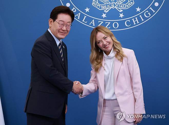 악수하는 이재명 대통령과 조르자 멜로니 이탈리아 총리 (로마=연합뉴스) 한상균 기자 = 이재명 대통령과 조르자 멜로니 이탈리아 총리가 12일(현지시간) 이탈리아 로마 총리영빈관에서 열린 MOU 체결식에 앞서 악수하고 있다. 2026.6.12 xyz@yna.co.kr