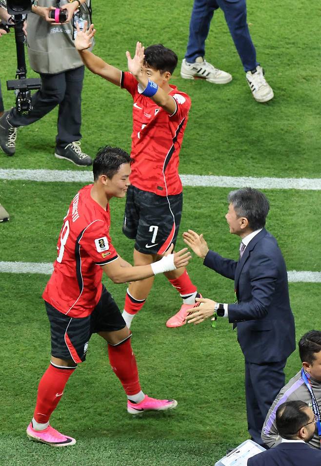 11일(현지시간) 멕시코 사포판 과달라하라 스타디움에서 열린 2026 북중미 월드컵 A조 1차전 한국과 체코의 경기. 역전골을 넣으며 팀을 승리로 이끈 오현규가 정몽규 축구협회장의 축하를 받고 있다. 사진=연합뉴스