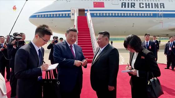김정은 북한 국무위원장이 북한에 국빈 방문을 마친 시진핑 중국 국가 주석과 지난 9일 대화하고 있습니다. [사진출처=연합뉴스]