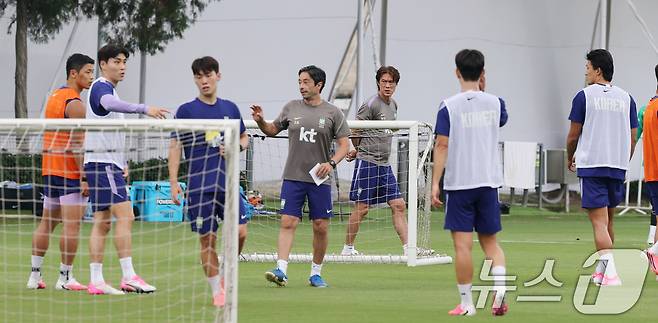 한국 축구 국가대표팀 홍명보 감독이 12일(현지시간) 멕시코 과달라하라 인근 사포판에 위치한 베이스캠프 훈련장 치바스 바예 베르데에서 선수들의 회복 훈련을 지켜보고 있다. 2026.6.13 ⓒ 뉴스1 박지혜 기자