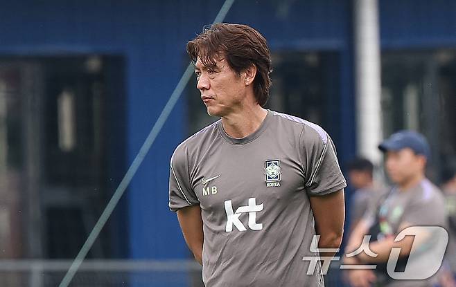 한국 축구 국가대표팀 홍명보 감독이 12일(현지시간) 멕시코 과달라하라 인근 사포판에 위치한 베이스캠프 훈련장 치바스 바예 베르데에서 선수들의 회복 훈련을 지켜보고 있다. 2026.6.13 ⓒ 뉴스1 박지혜 기자