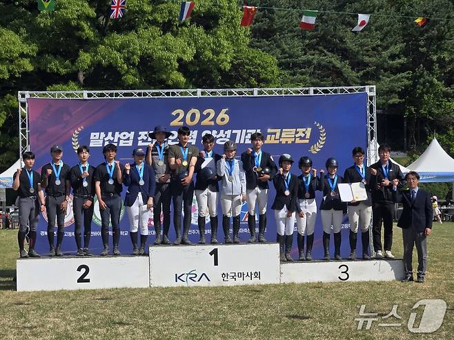 '2026 말산업 전문인력 양성기관 교류전' 입상 선수들이 기념사진을 찍고 있다. (전남교육청 제공, 재판매 및 DB 금지)/뉴스1