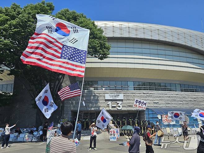 서울 송파구 올림픽공원 핸드볼경기장 일대에 등장한 대형 성조기. 2026.6.13 ⓒ 뉴스1 윤지오 수습기자