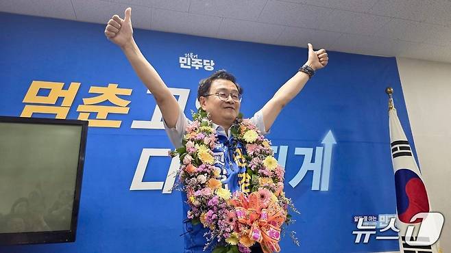 지난 4일 오전 민경선 더불어민주당 고양시장 당선인이 선거사무소에서 당선을 축하하는 지지자들에게 인사하고 있다. (민경선 당선인 선거사무소 제공, 재판매 및 DB금지)