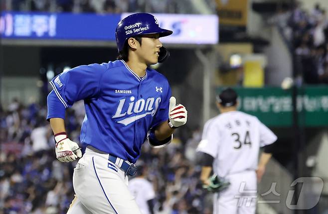 14일 오후 서울 송파구 잠실야구장에서 열린 프로야구 '2026 신한은행 SOL KBO리그' 삼성 라이온즈와 LG 트윈스의 경기, 삼성 이재현이 7회초 2사 상황 솔로홈런을 친 뒤 홈을 향해 달리고 있다. 2026.5.14 ⓒ 뉴스1 김진환 기자