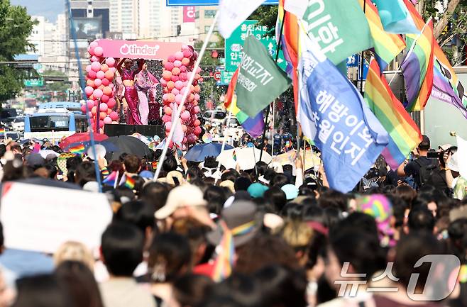 13일 오후 서울 중구 을지로 인근에서 열린 제27회 서울 퀴어 퍼레이드 참가자들이 종로 방향으로 행진하고 있다. 2026.6.13 ⓒ 뉴스1 최지환 기자