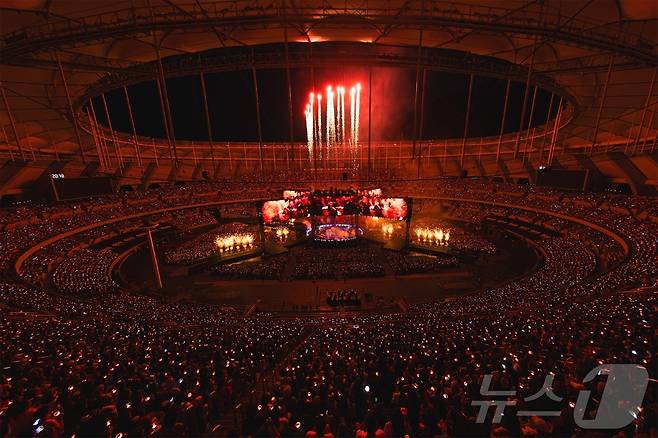 그룹 방탄소년단(BTS)이 13일 오후 부산시 연제구 아시아드주경기장에서 'BTS 월드투어 아리랑 인 부산' 공연을 하고 있다. (빅히트 뮤직(하이브) 제공. 재판매 및 DB 금지)