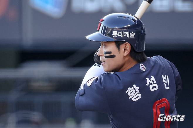 롯데 황성빈이 12일 서울 잠실구장에서 열린 2026 KBO리그 정규시즌 LG전에서 안타를 치고 있다. 사진 | 롯데 자이언츠