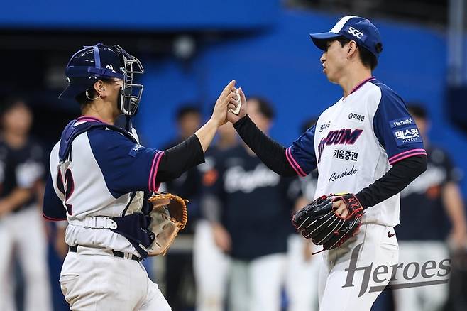 키움 유토(오른쪽)가 13일 서울 고척스카이돔에서 열린 2026 KBO리그 한화전 승리 후 김건희와 하이파이브를 하고 있다. 사진 | 키움 히어로즈