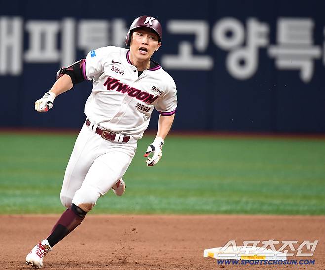 12일 고척돔에서 열린 키움과 한화의 경기. 9회말 2사 1, 2루. 서건창이 끝내기 적시타를 날렸다. 그라운드를 돌고 있는 서건창. 고척=송정헌 기자songs@sportschosun.com/2026.06.12/