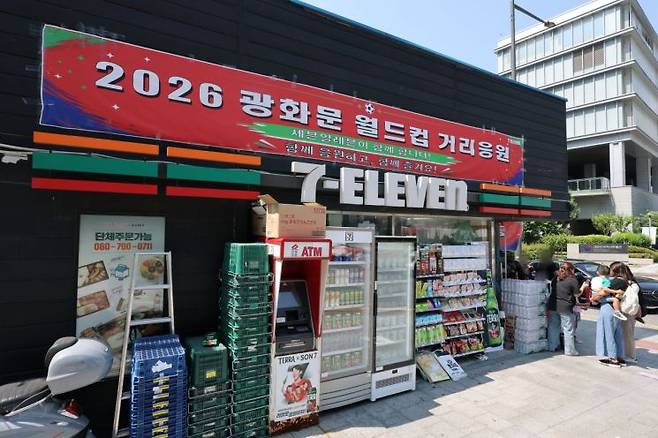 2026 북중미 월드컵 조별리그 A조 한국과 체코의 경기가 열린 12일 서울 종로구 광화문광장 인근 편의점에 거리응원 관련 현수막이 걸려있다. 연합뉴스