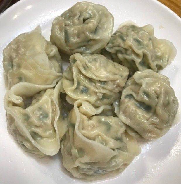 바지락을 듬뿍 넣어 우려낸 해물 베이스의 칼국수와 또 다른 별미인 족발을 즐길 수 있는 임병주산동칼국수. 사진 네이버 지도 임병주산동칼국수 업체 등록 사진