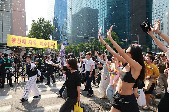 2026 제27회 서울퀴어퍼레이드가 13일 서울 중구 남대문로 및 종로구 우정국로 일대에서 열려 참가자들이 행진하다 반동성애 집회 참석자들에게 인사하고 있다. 김혜윤 기자 unique@hani.co.kr