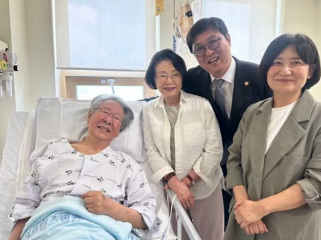 지난해 허리 수술을 받은 이후 활동을 잠정 중단한 배우 최불암의 근황이 전해졌다. 최휘영 문화체육관광부 장관 SNS