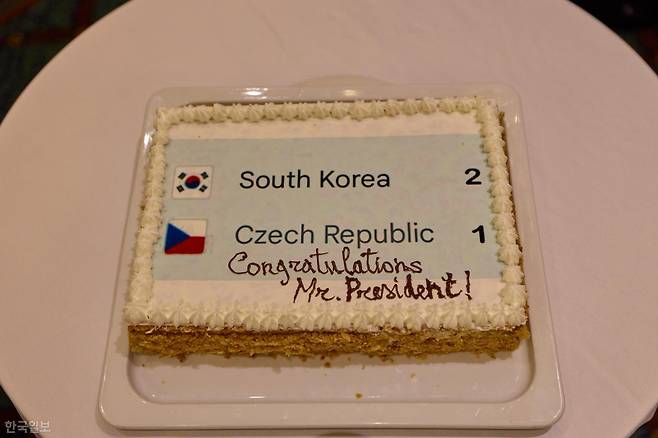 이재명 대통령이 12일 이탈리아 로마의 한 호텔에서 선물로 받은 한국 국가대표팀의 체코전 승리를 축하하는 기념 케이크. 표면에 경기 스코어와 함께 '대통령님 축하합니다'라는 문구가 영어로 적혀 있다. 청와대 제공