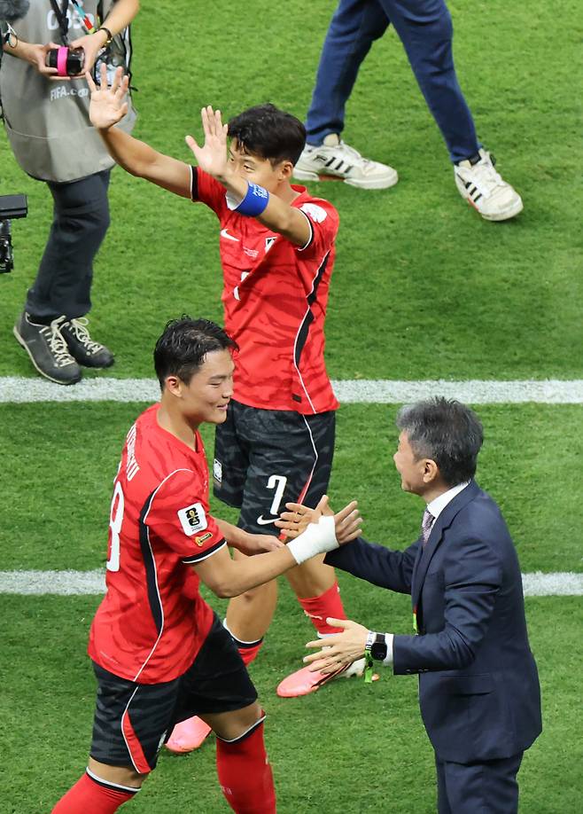 <yonhap photo-6353="">11일(현지시간) 멕시코 사포판 과달라하라 스타디움에서 열린 2026 북중미 월드컵 A조 1차전 한국과 체코의 경기. 역전골을 넣으며 팀을 승리로 이끈 오현규가 정몽규 축구협회장의 축하를 받고 있다. 2026.6.12 [연합뉴스]</yonhap>