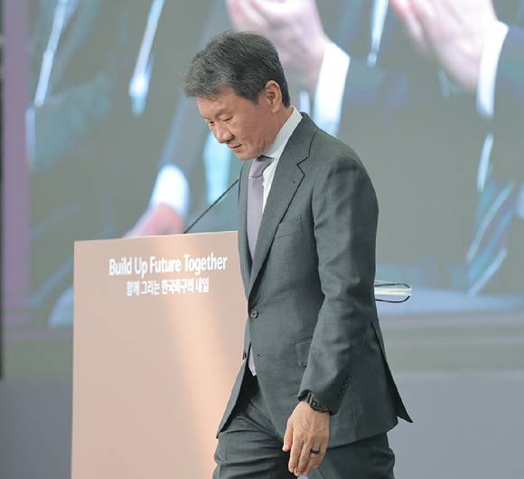 정몽규 대한축구협회장이 7일 충남 천안 코리아풋볼파크에서 열린 공식 개관식에서 기념사를 마친 뒤 자리로 향하고 있다. 2026.4.7  [사진=연합뉴스]