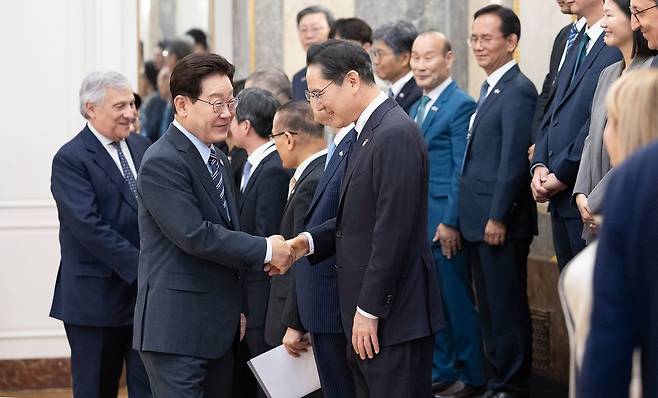 이재명 대통령이 13일(현지시간) 이탈리아 로마의 한 호텔에서 열린 한-이탈리아 비즈니스 라운드 테이블에 참석하며 이재용 삼성전자 회장 등과 인사하고 있다. 전민규 기자