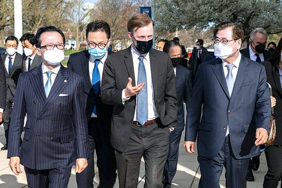 2021년 4월 미국 워싱턴에서 서훈 청와대 국가안보실장(오른쪽부터), 제이크 설리번 미국 백악관 국가안보보좌관과 함께 한 기타무라 시게루 당시 국가안보국장. [사진 외교부]