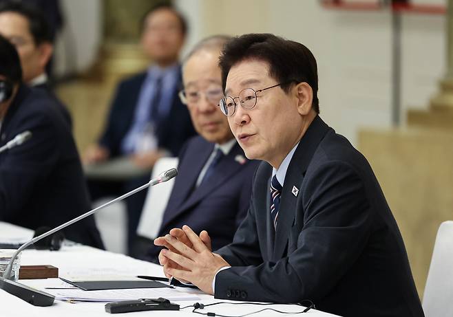 ▲ 이재명 대통령이 12일(현지시간) 이탈리아 로마의 한 호텔에서 열린 비즈니스 라운드테이블에서 발언하고 있다. 연합뉴스