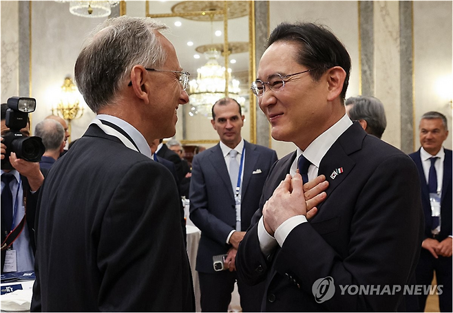 이재용 삼성전자 회장과 베네데토 비냐 페라리 CEO가 현지시간 12일 이탈리아 로마의 한 호텔에서 이재명 대통령이 참석한 비즈니스 라운드테이블에서 대화를 나누고 있다. / 사진=연합뉴스