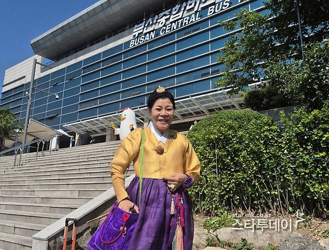 방탄소년단의 공연을 관람하기 위해 부산을 찾은 한복 디자이너 박술녀. 사진ㅣ지승훈 기자