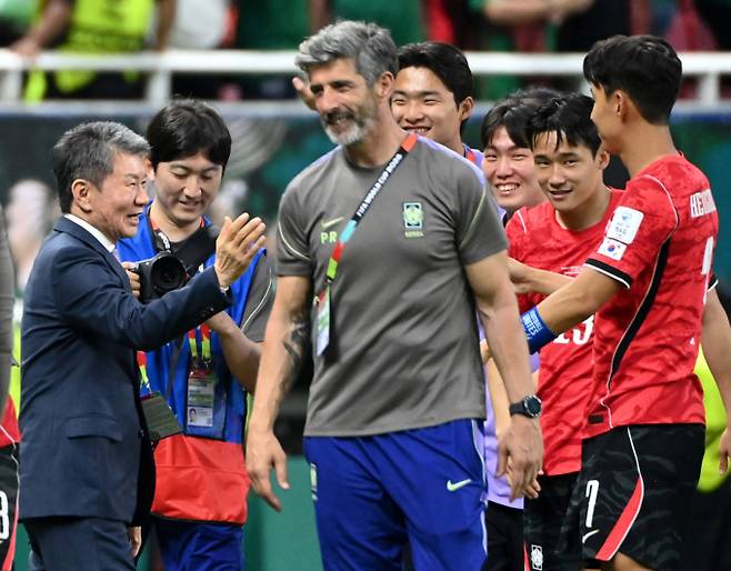 2026 북중미월드컵 A조 예선 대한민국-체코전이 12일(한국 시간) 멕시코 과달라하라 에스타디오 아크론에서 열렸다. 정몽규 대한축구협회장이 경기 후  손흥민을 비롯한 선수단과 기쁨을 나누고 있다. / 사진=뉴시스 /사진=김진경 kim.jinkyung@