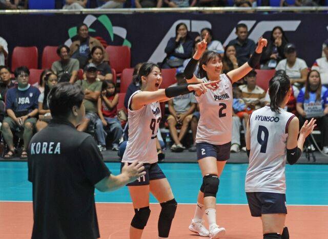 한국 여자배구 대표팀이 12일 필리핀 캔돈시티 아레나에서 2026 아시아배구연맹(AVC)컵 조별리그 5전 전승을 기록하며 4강에 올랐다. 9일 필리핀전에서 환호하고 있는 캡틴 강소휘./AVC 제공