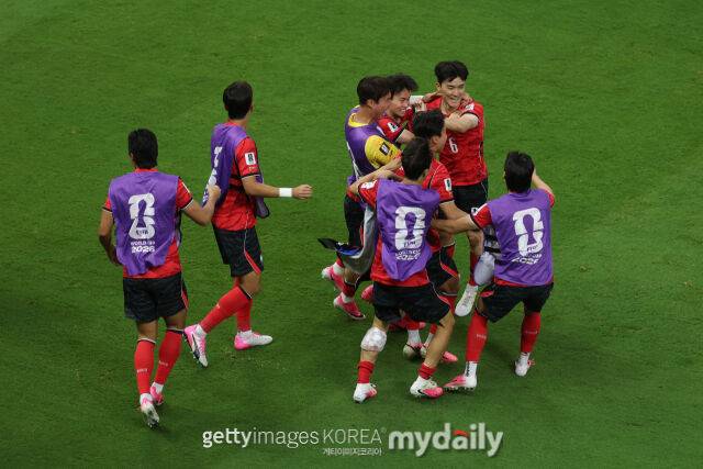 한국 선수단이 12일 오전 11시(한국시각) 멕시코 사포판의 과달라하라 스타디움에서 열린 2026 국제축구연맹(FIFA) 북중미 월드컵 조별리그 A조 1라운드 체코와의 맞대결에서 황인범의 득점 이후 포옹하고 있다. /게티이미지코리아