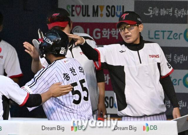 지난 9일 오후 서울 잠실구장에서 열린 '2026 신한 SOL KBO리그' SSG 랜더스와 LG 트윈스의 경기. LG 3루 주자 송찬의가 2회말 2사 만루서 박해민의 2타점 적시타 때 홈을 밟고 염경엽 감독의 축하를 받고 있다./마이데일리 DB