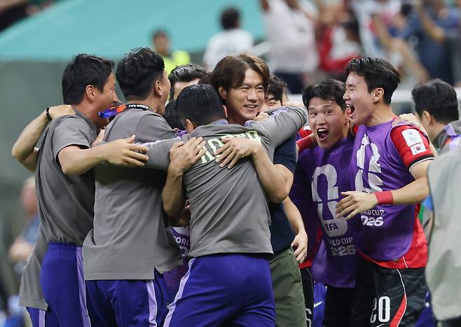 12일 멕시코 사포판 과달라하라 스타디움에서 열린 2026 북중미 월드컵 A조 1차전 한국과 체코의 경기가 한국의 2대1 역전승으로 끝났다/ 경기 종료 휘슬이 울리자 홍명보 감독과 선수들이 환호하고 있다. [연합]