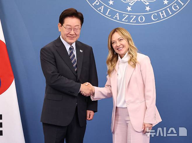 [로마=뉴시스] 최동준 기자 = 이재명 대통령과 조르자 멜로니 이탈리아 총리가 12일(현지 시간) 이탈리아 로마 영빈관에서 열린 MOU 체결식에서 악수하고 있다. 2026.06.12. photocdj@newsis.com