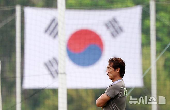 [사포판(멕시코)=뉴시스] 김명년 기자 = 축구 국가대표팀 홍명보 감독이 12일(현지 시간) 멕시코 과달라하라 인근 사포판에 위치한 베이스캠프 훈련장 치바스 바예 베르데에서 훈련을 지켜보고 있다. 대표팀은 전날 체코와의 월드컵 조별리그 1차전에서 오현규와 황인범의 골로 2-1 승리를 거뒀다. 2026.06.13. kmn@newsis.com