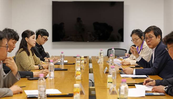 최휘영 문화체육관광부 장관이 28일 서울 종로구 국립현대미술관 서울관에서 열린 문화예술정책자문위원회 웹툰 분과 제3차 회의에서 위원들과 ‘케이-웹툰’의 세계적 도약 방안에 대해 논의하고 있다. (사진=문체부 제공) *재판매 및 DB 금지