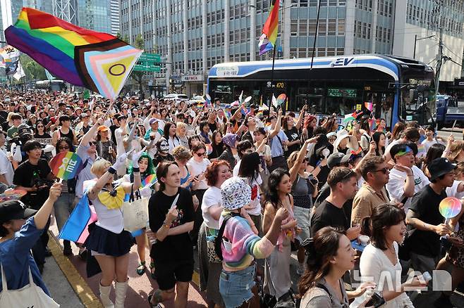 [서울=뉴시스] 김금보 기자 = 13일 서울 종로구 종각역 인근에서 열린 제27회 서울 퀴어 퍼레이드 참가자들이 행진을 하고 있다. 2026.06.13. kgb@newsis.com
