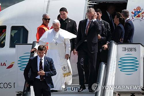 레오 14세 교황과 함께 고장난 항공기에서 내리는 펠리페 6세 스페인 국왕 [AP=연합뉴스 제공]