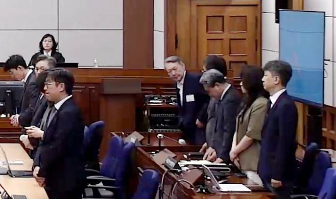윤석열 전 대통령이 12일 서울 서초구 서울중앙지방법원에서 열린 일반이적 및 직권남용권리행사방해 혐의 1심 선고 공판에 출석하고 있다. 연합뉴스