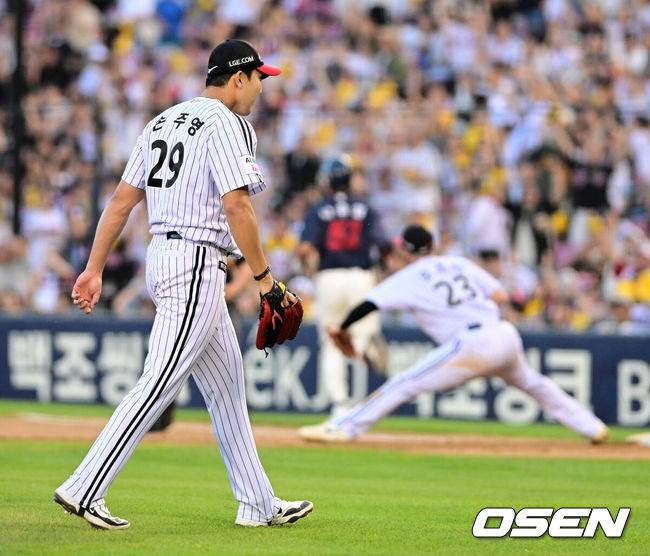 [OSEN=지형준 기자] 13일 서울 잠실야구장에서 2026 신한 SOL KBO리그 LG 트윈스와 롯데 자이언츠의 경기가 열렸다.이날 LG는 김진수, 롯데는 이민석을 선발로 내세웠다.8회초 1사 1,3루에서 LG 손주영이 롯데 나승엽을 2루 땅볼 병살로 처리하고 있다.  2026.06.13&nbsp;/ jpnews@osen.co.kr