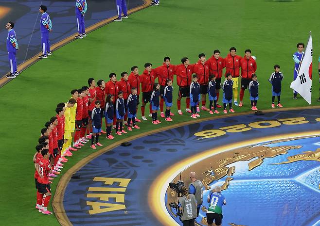 지난 11일(현지시간) 멕시코 사포판 과달라하라 스타디움에서 열린 ‘2026 북중미 월드컵’ A조 1차전 한국과 체코의 경기. 경기 시작 전 한국 대표팀 선수들이 애국가를 부르고 있다. 사포판[멕시코 할리스코주]=연합뉴스