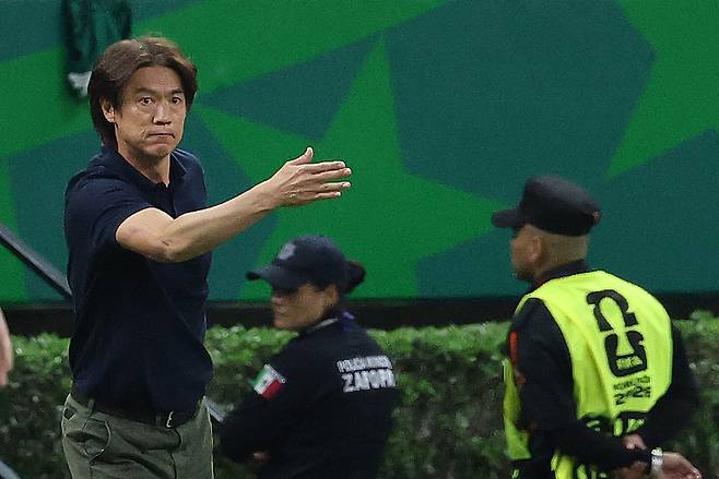 홍명보 대한민국 축구국가대표팀 감독이 11일(현지시간) 멕시코 할리스코주 사포판 과달라하라 스타디움에서 열린 2026 북중미 월드컵 A조 조별리그 1차전 대한민국과 체코의 경기에서 작전 지시를 하고 있다. 이날 경기는 대한민국이 체코를 상대로 2-1로 승리했다. 뉴스1